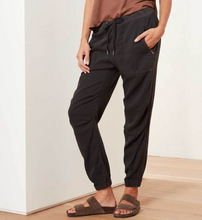 Load image into Gallery viewer, James Perse Soft Drape Utility Pant Oskar’s Boutique Women's Tops