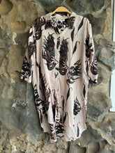 Load image into Gallery viewer, Liezel Shirt Dress in Linen Flower Print
