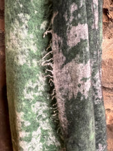Load image into Gallery viewer, Cashmere Knitted Scarf in Nero/Wild
