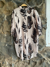 Load image into Gallery viewer, Liezel Shirt Dress in Linen Flower Print
