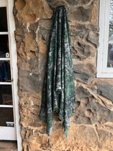 Load image into Gallery viewer, Cashmere Knitted Scarf in Nero/Wild
