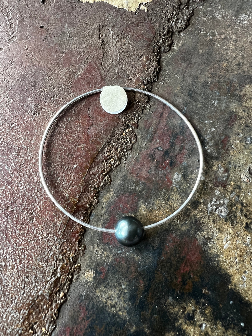 JH7 Argentium Silver Bangle with Single Tahitian Pearl