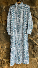 Load image into Gallery viewer, Long Jacket Luz in Zebra Blue
