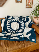 Load image into Gallery viewer, Sundream - Paradise Plush Throw - Pacific Blue
