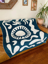 Load image into Gallery viewer, Sundream - Paradise Plush Throw - Pacific Blue
