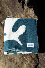 Load image into Gallery viewer, Sundream - Paradise Plush Throw - Pacific Blue
