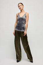 Load image into Gallery viewer, Avant Toi Ribbed V Neck Tank in Cashmere and Silk Oskar’s Boutique Women’s Tops
