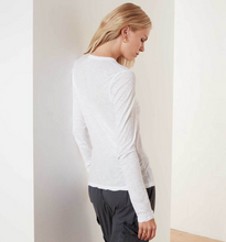 Load image into Gallery viewer, James Perse Long Sleeve Crew Tee Oskar’s Boutique Women&#39;s Tops
