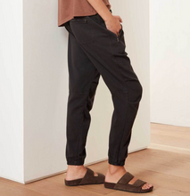 Load image into Gallery viewer, James Perse Soft Drape Utility Pant Oskar’s Boutique Women&#39;s Tops
